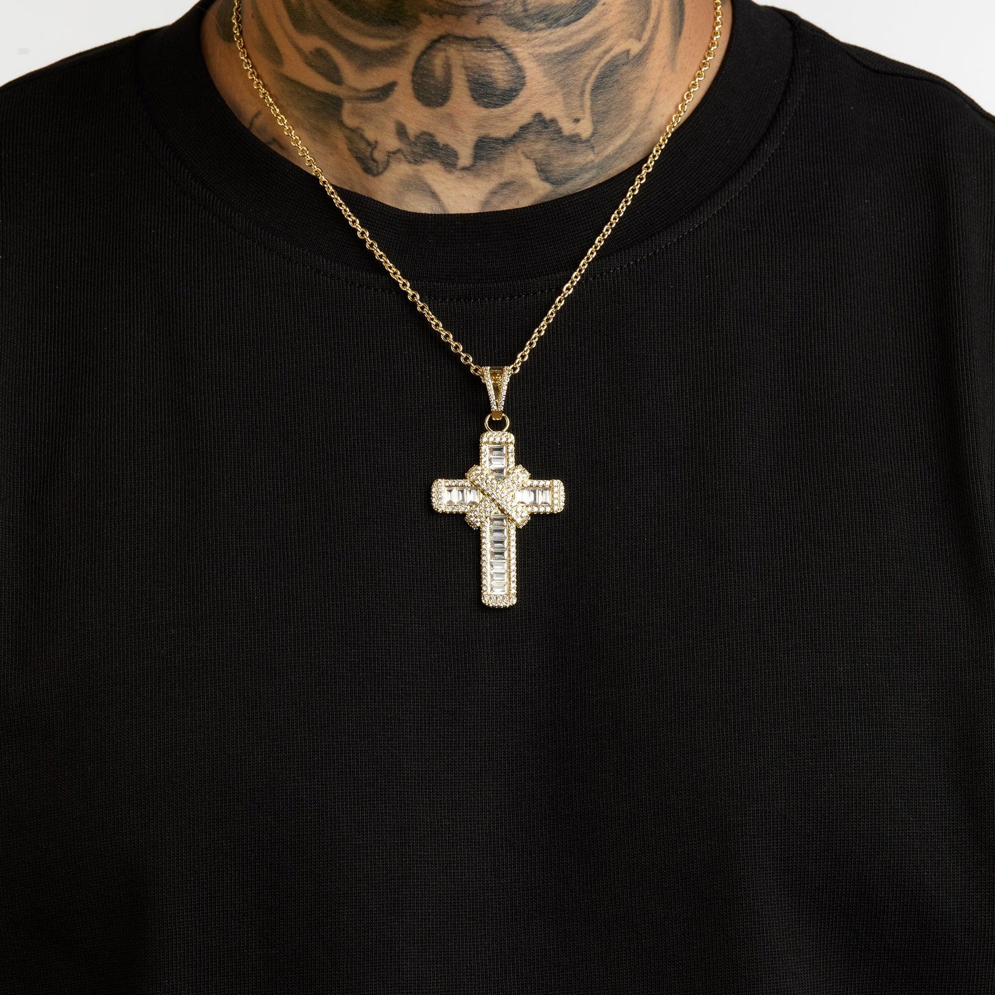 A Cross with Maximum Shine Belcher 20" / Gold Diamond Baguette & Diamond Cross Pendant - Gold