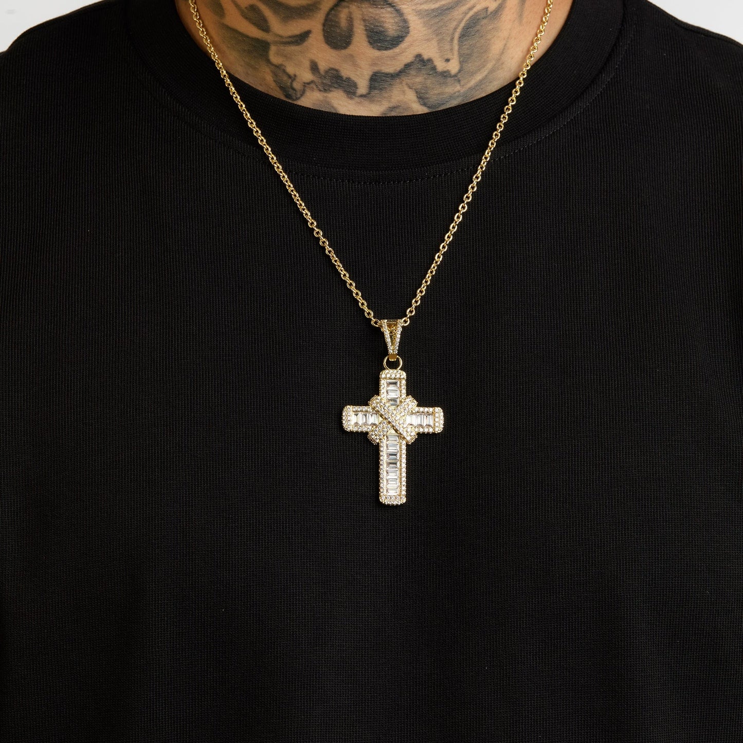 A Cross with Maximum Shine Belcher 22" / Gold Diamond Baguette & Diamond Cross Pendant - Gold